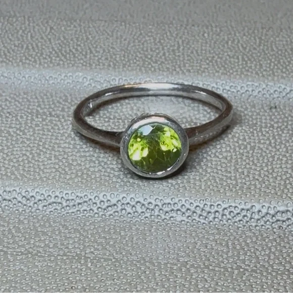 Elegant Silver Ring with Green Peridot Gemstone - Picture 1 of 2